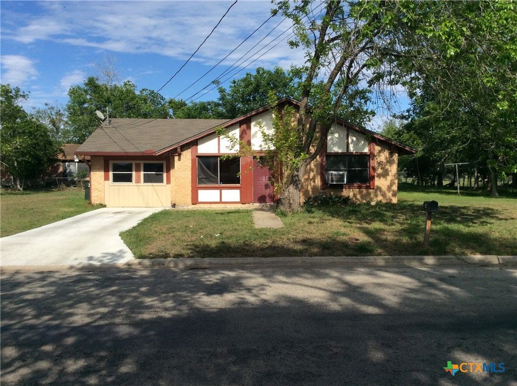 Photo of 606 Woodworth Street, Cuero, TX 77954 (MLS # 610781)