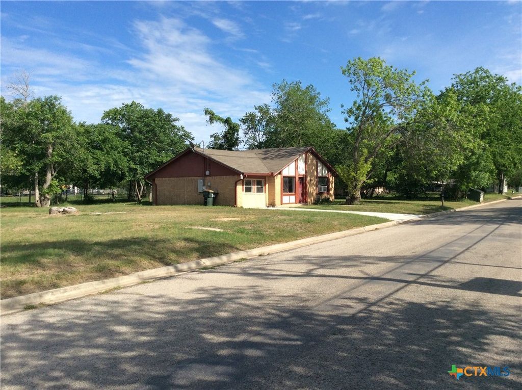 Photo of 606 Woodworth Street, Cuero, TX 77954 (MLS # 610781)