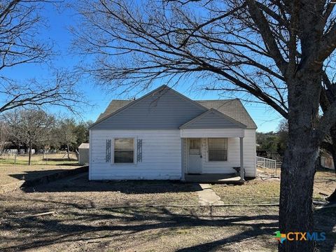 Photo of 1118 W Main Street, Gatesville, TX 76528 (MLS # 604548)