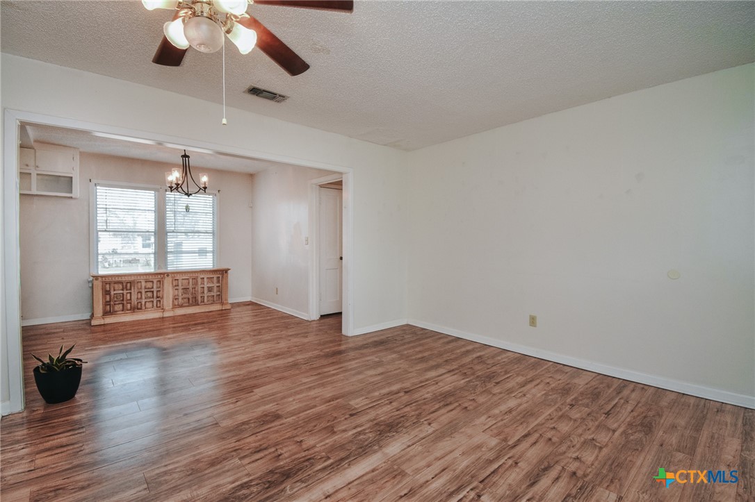 904 E Mistletoe Avenue