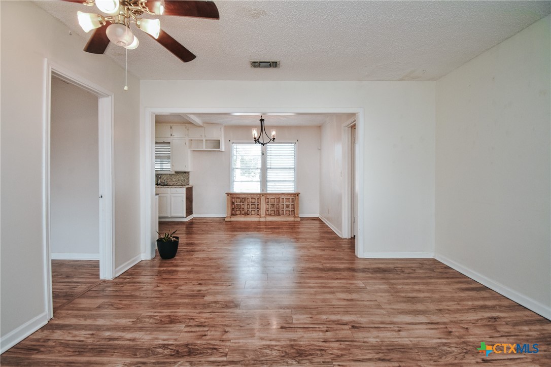 904 E Mistletoe Avenue