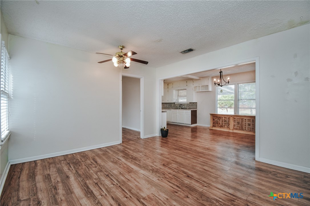 904 E Mistletoe Avenue