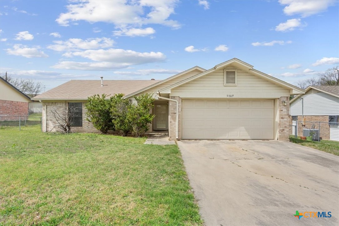 3309 Tallwood Dr - Great room with vaulted ceiling