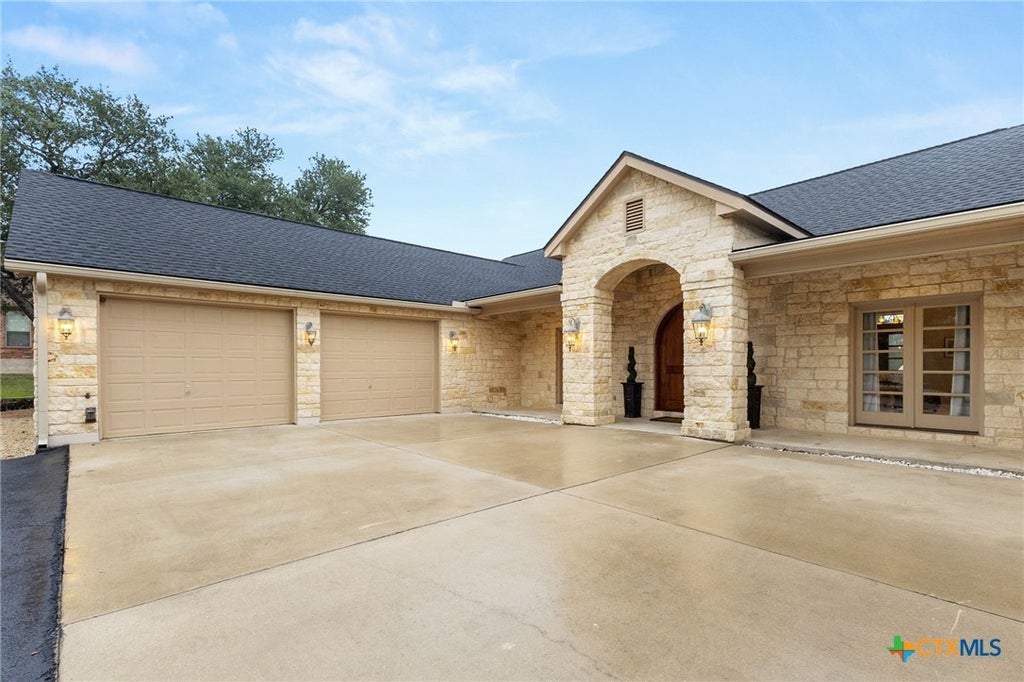 Photo of 372 Shady Hollow, New Braunfels, TX 78132 (MLS # 599305)