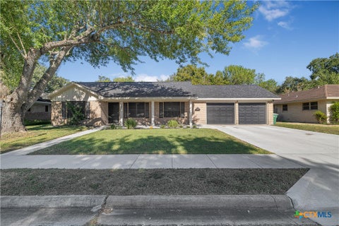 Photo of 302 Yorkshire Lane, Victoria, TX 77904 (MLS # 628620)