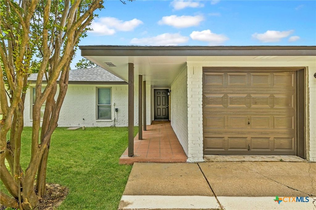 Photo of 1404 Farhills Drive, Killeen, TX 76549 (MLS # 617345)