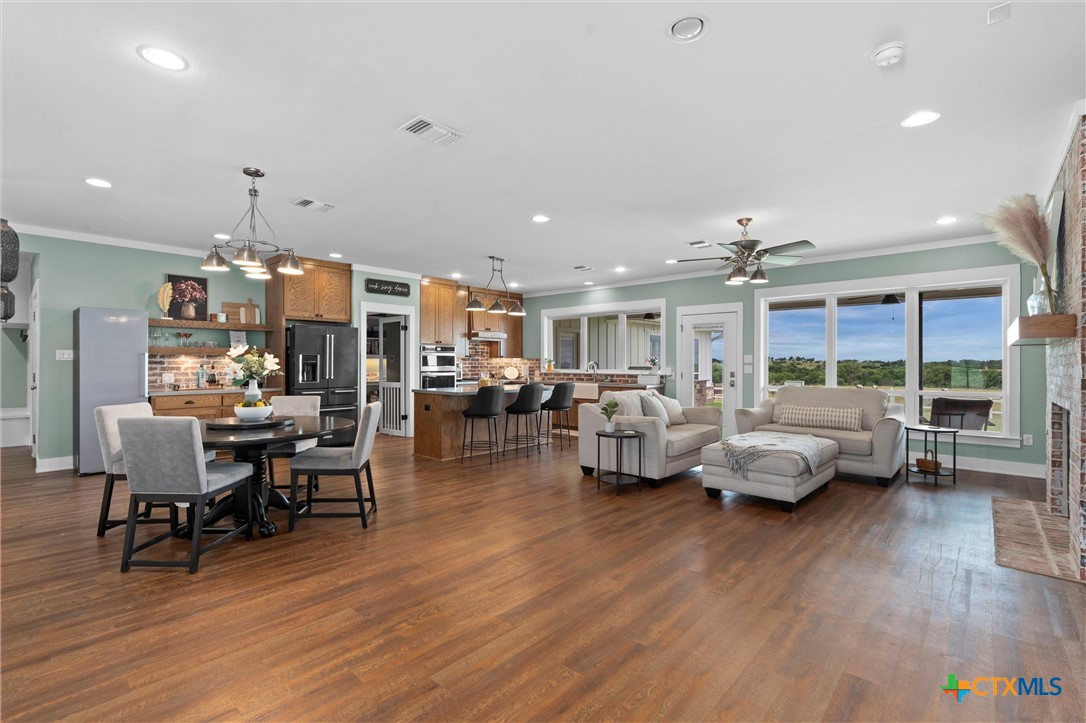 375 J B Vandiver Loop