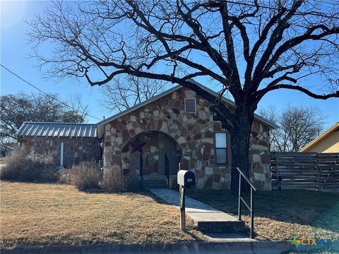 Photo of 302 N Arnold Street, Lampasas, TX 76550 (MLS # 604383)