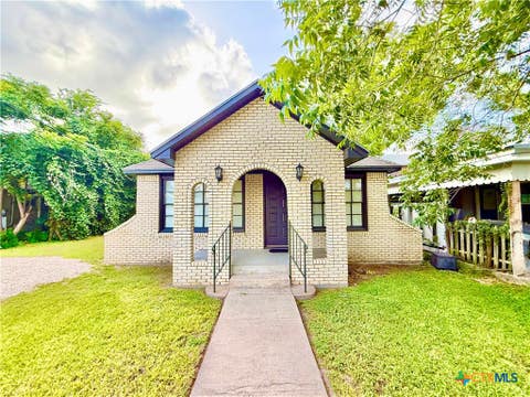 Photo of 404 W Brackenridge Street, Edna, TX 77957 (MLS # 618866)