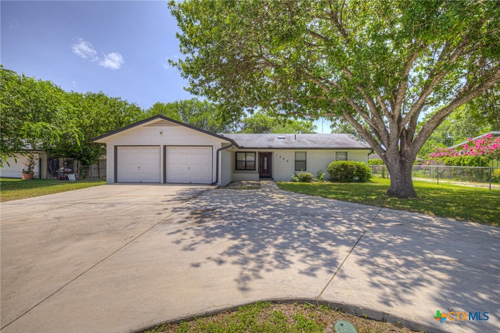 Photo of 1302 S Mesquite Avenue, New Braunfels, TX 78130 (MLS # 619439)