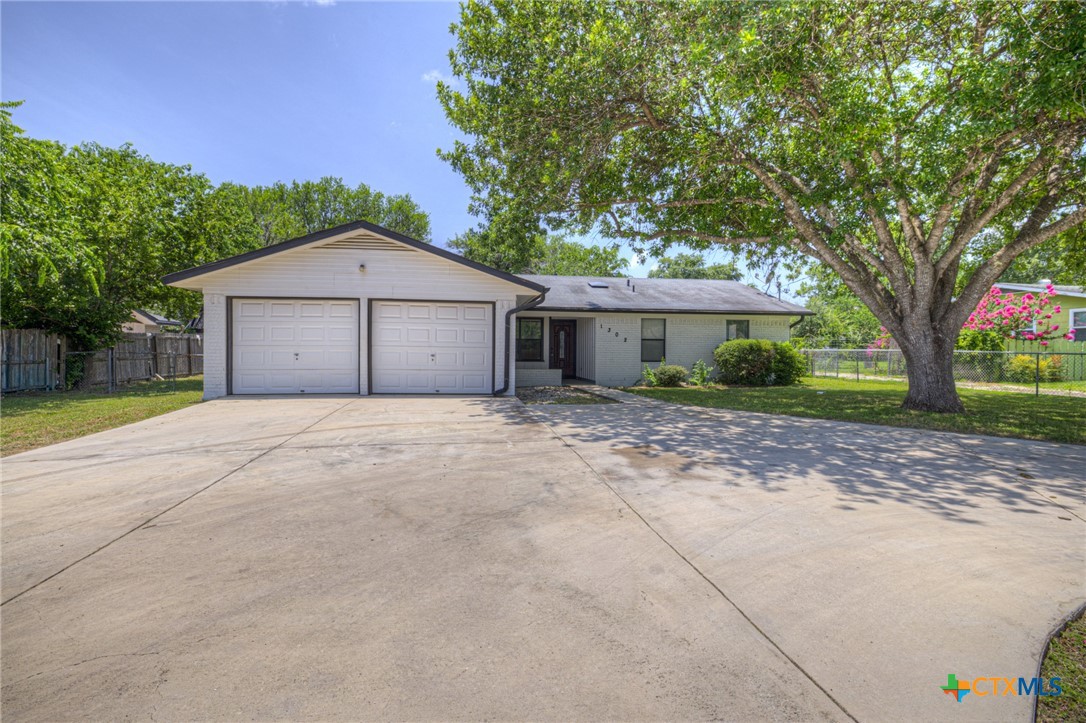 Photo 1 of 35 — 1302 S Mesquite Avenue, New Braunfels, TX 78130