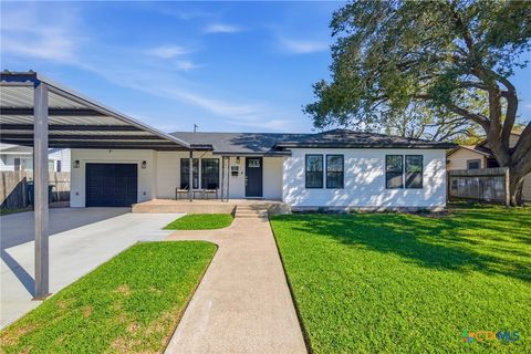 Photo of 608 E Rosebud Avenue, Victoria, TX 77901 (MLS # 607390)