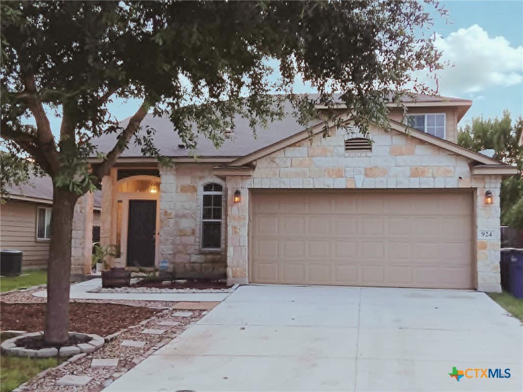 Photo of 924 Karah, New Braunfels, TX 78130 (MLS # 616775)