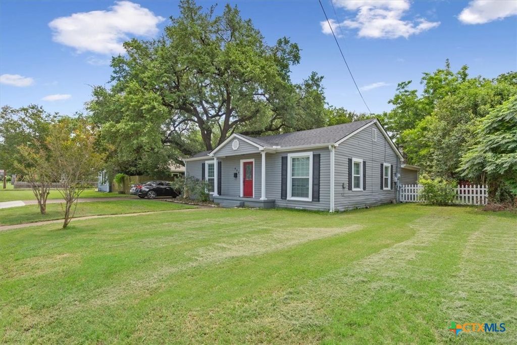 Photo of 425 E 13th Avenue, Belton, TX 76513 (MLS # 616473)