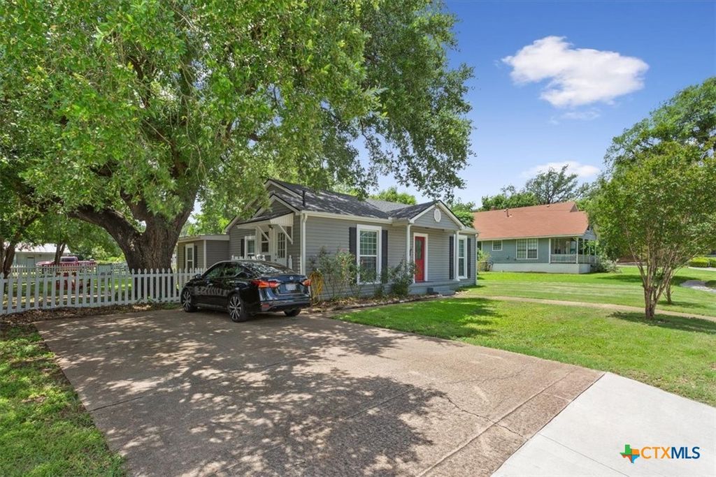 Photo of 425 E 13th Avenue, Belton, TX 76513 (MLS # 616473)