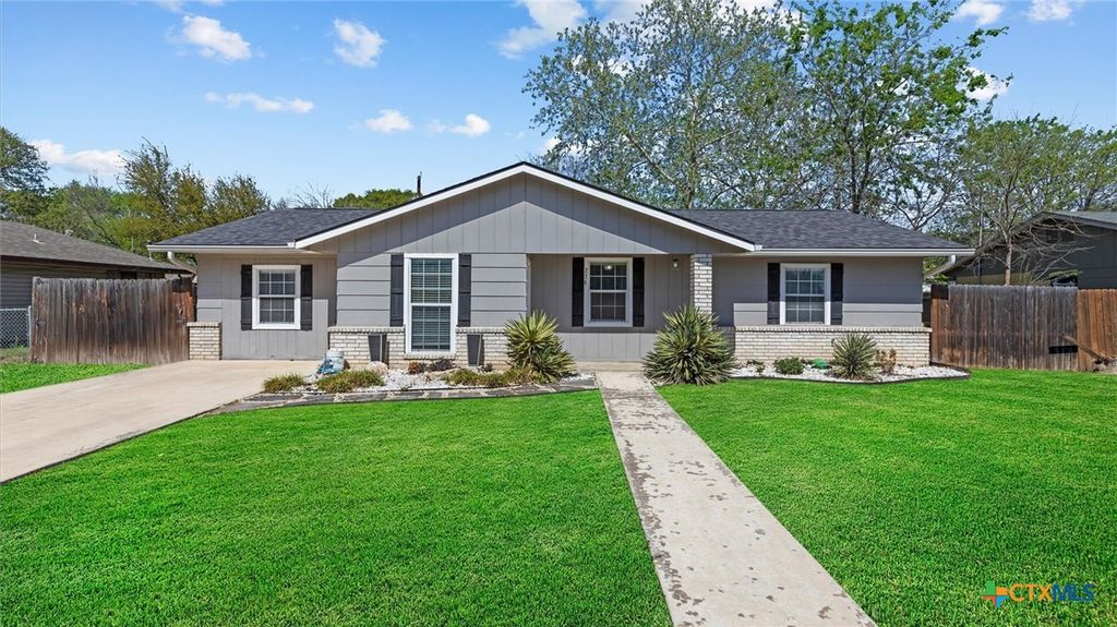 Photo of 236 Glenbrook Drive, New Braunfels, TX 78130 (MLS # 608094)