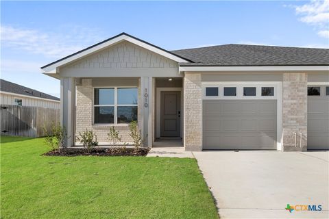 Photo of 1010 College Avenue, Troy, TX 76579 (MLS # 600270)