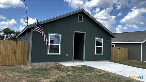Photo of 806 E 6th Street, Nixon, TX 78140 (MLS # 621853)