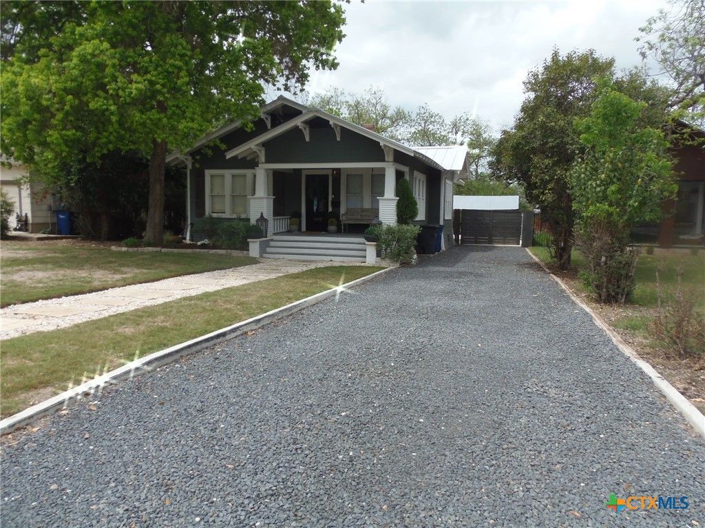 Photo of 1042 SW Cross Street, New Braunfels, TX 78130 (MLS # 608154)