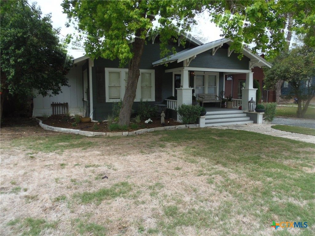 Photo of 1042 SW Cross Street, New Braunfels, TX 78130 (MLS # 608154)