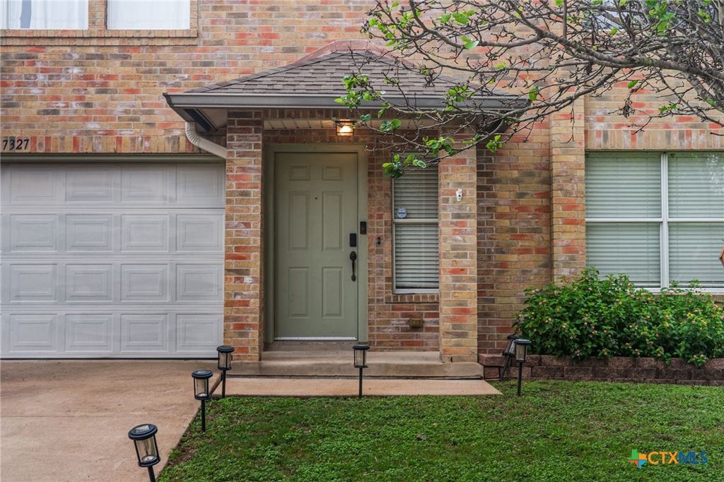 Photo of 7327 Pusch Ridge Loop, Austin, TX 78749 (MLS # 612858)