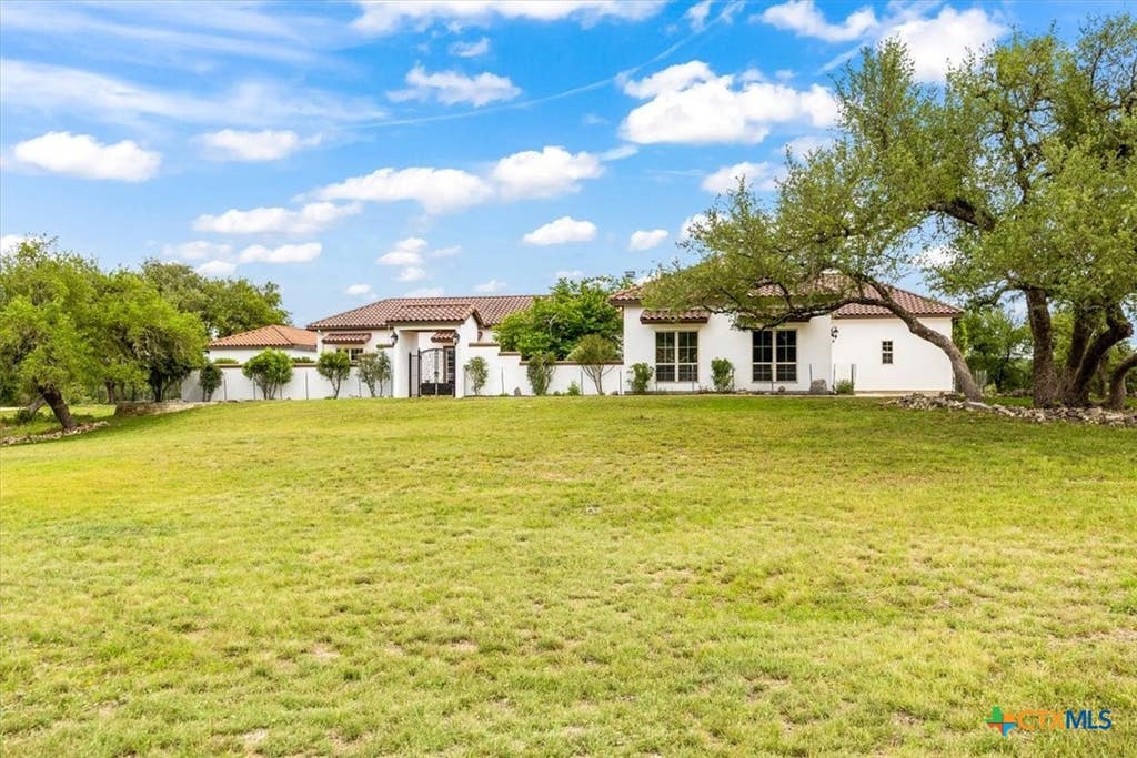 Photo of 230 Dry Bear Creek, New Braunfels, TX 78132 (MLS # 612265)