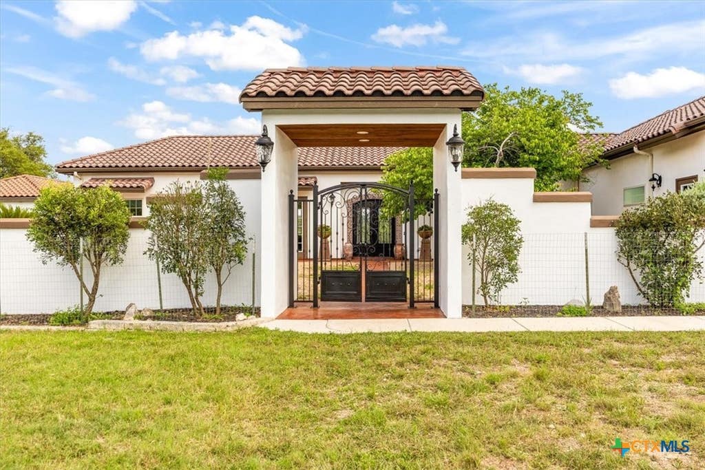 Photo of 230 Dry Bear Creek, New Braunfels, TX 78132 (MLS # 612265)