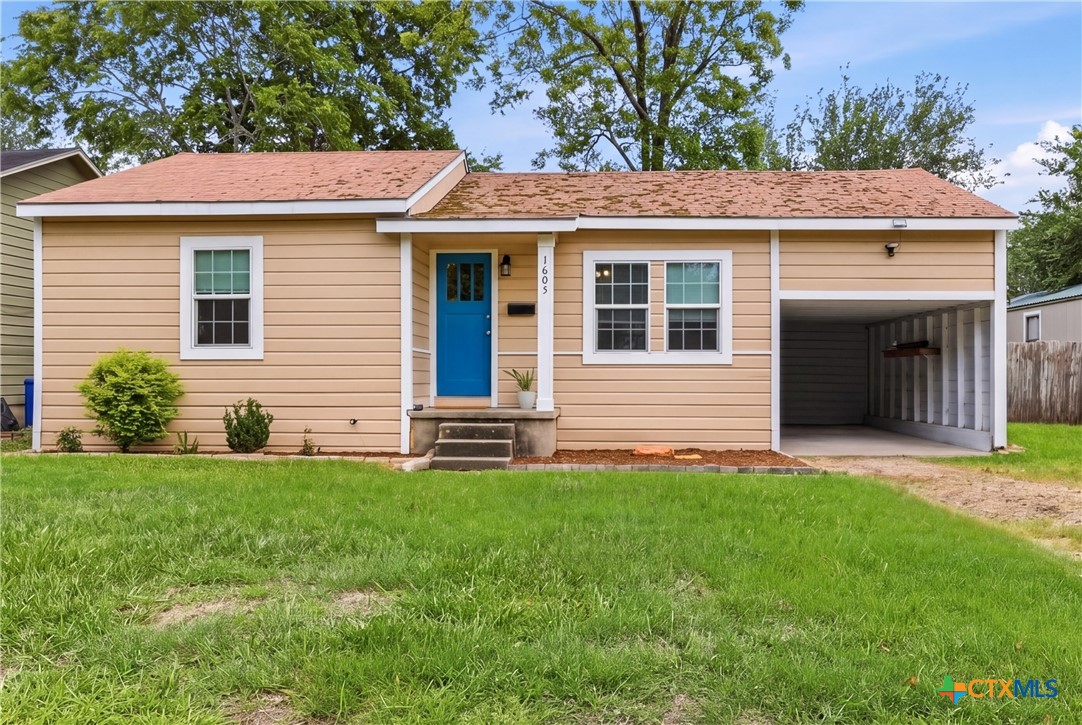 Photo 1 of 20 — 1605 E Mistletoe Avenue, Victoria, TX 77901