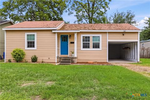 Photo of 1605 E Mistletoe Avenue, Victoria, TX 77901 (MLS # 612399)