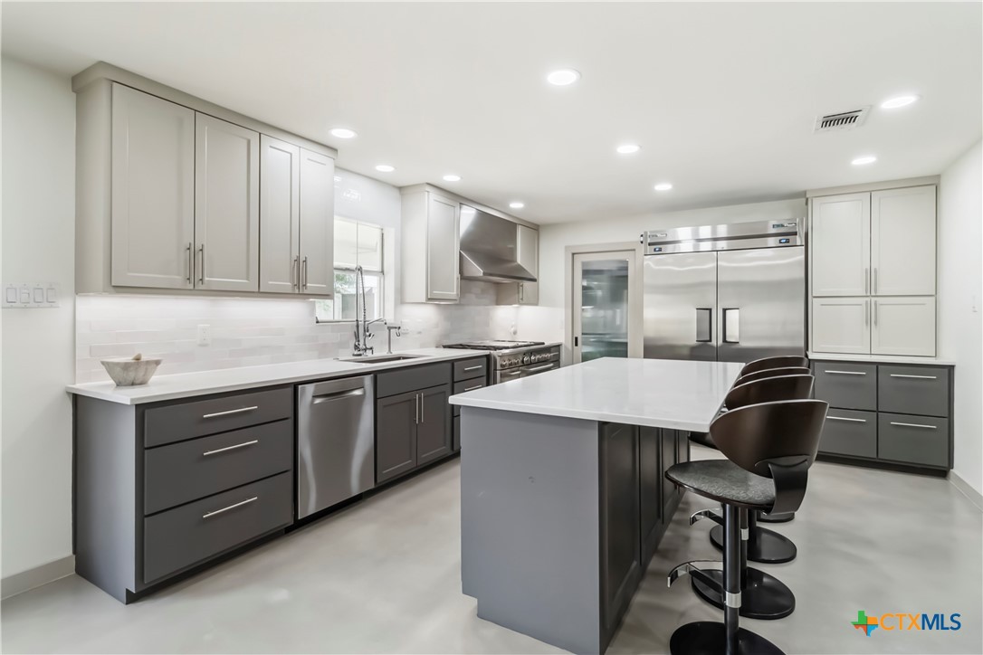 425 W Edgewater Terrace