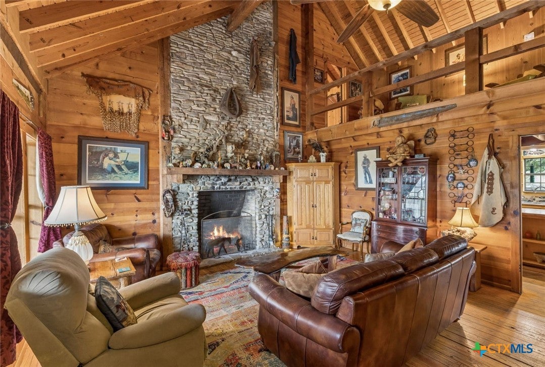 1218 Oakwood Loop