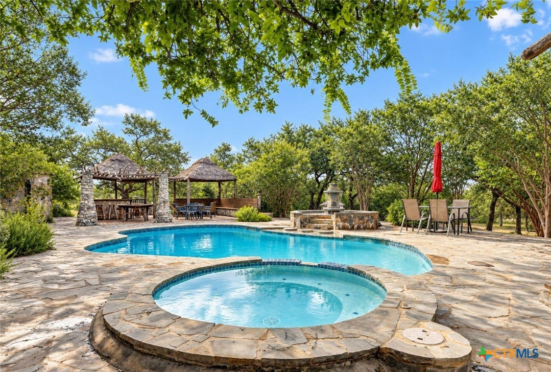 1218 Oakwood Loop