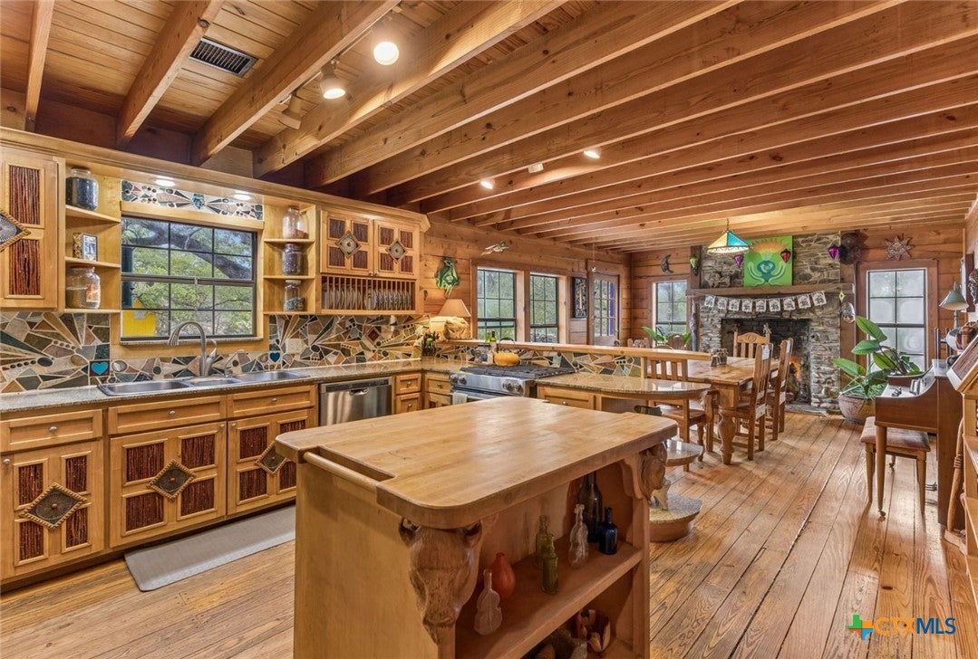 1218 Oakwood Loop