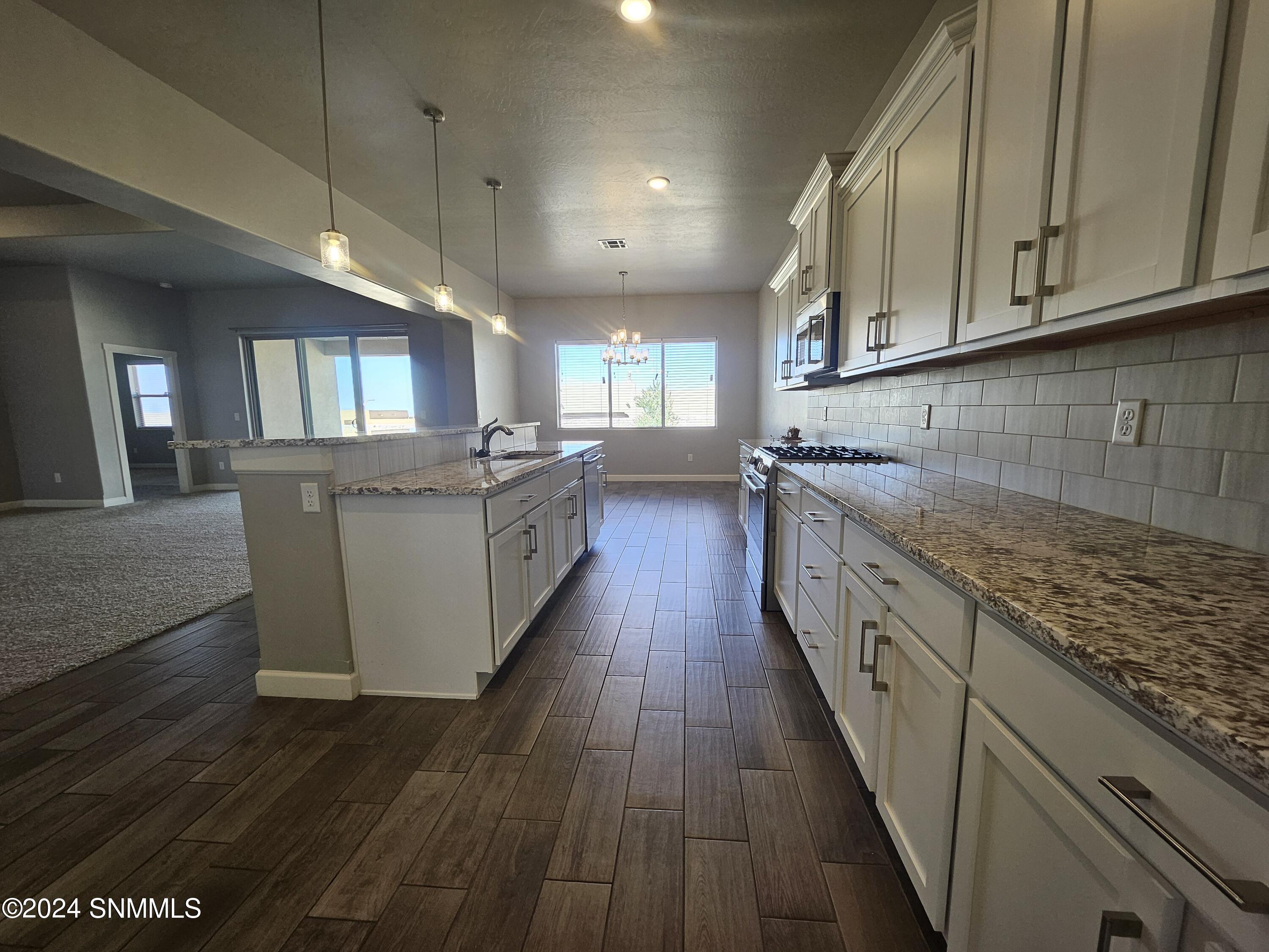 Las Cruces, New Mexico 88011, United States, 4 Bedrooms Bedrooms, ,3 BathroomsBathrooms,Residential,Pending,46525