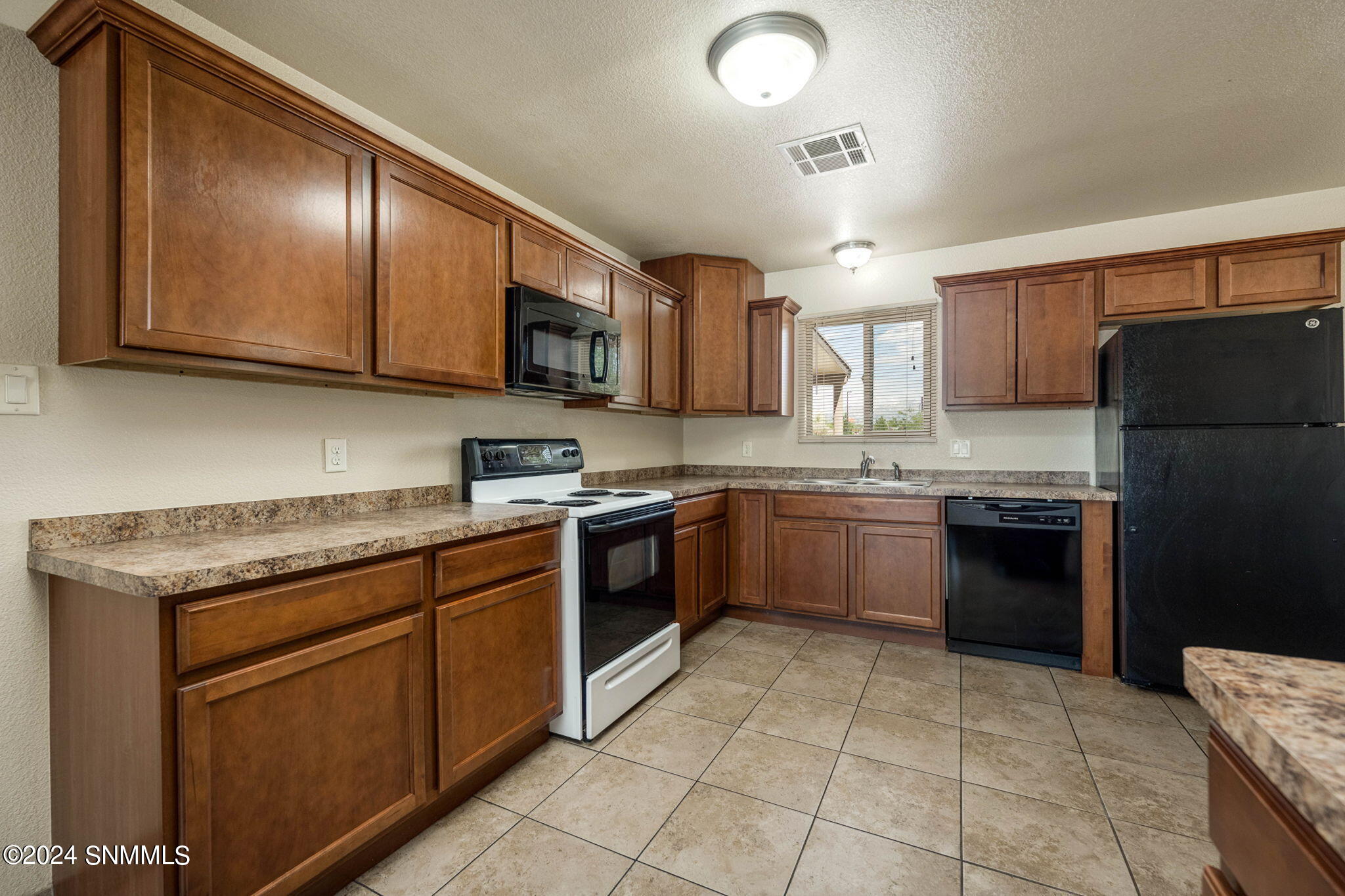 Las Cruces, New Mexico 88005, United States, 3 Bedrooms Bedrooms, ,2 BathroomsBathrooms,Residential,Pending,47621