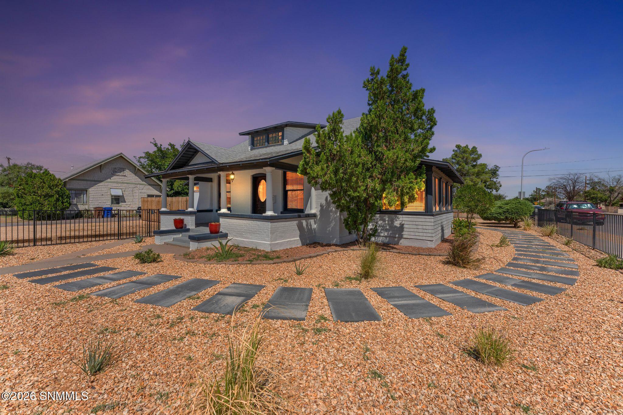 712 W Court Avenue - Photo 2