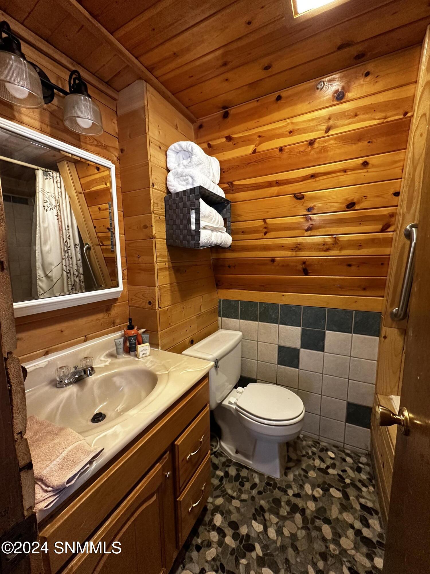 Ruidoso, New Mexico 88345, United States, 2 Bedrooms Bedrooms, ,2 BathroomsBathrooms,Residential,Pending,64919