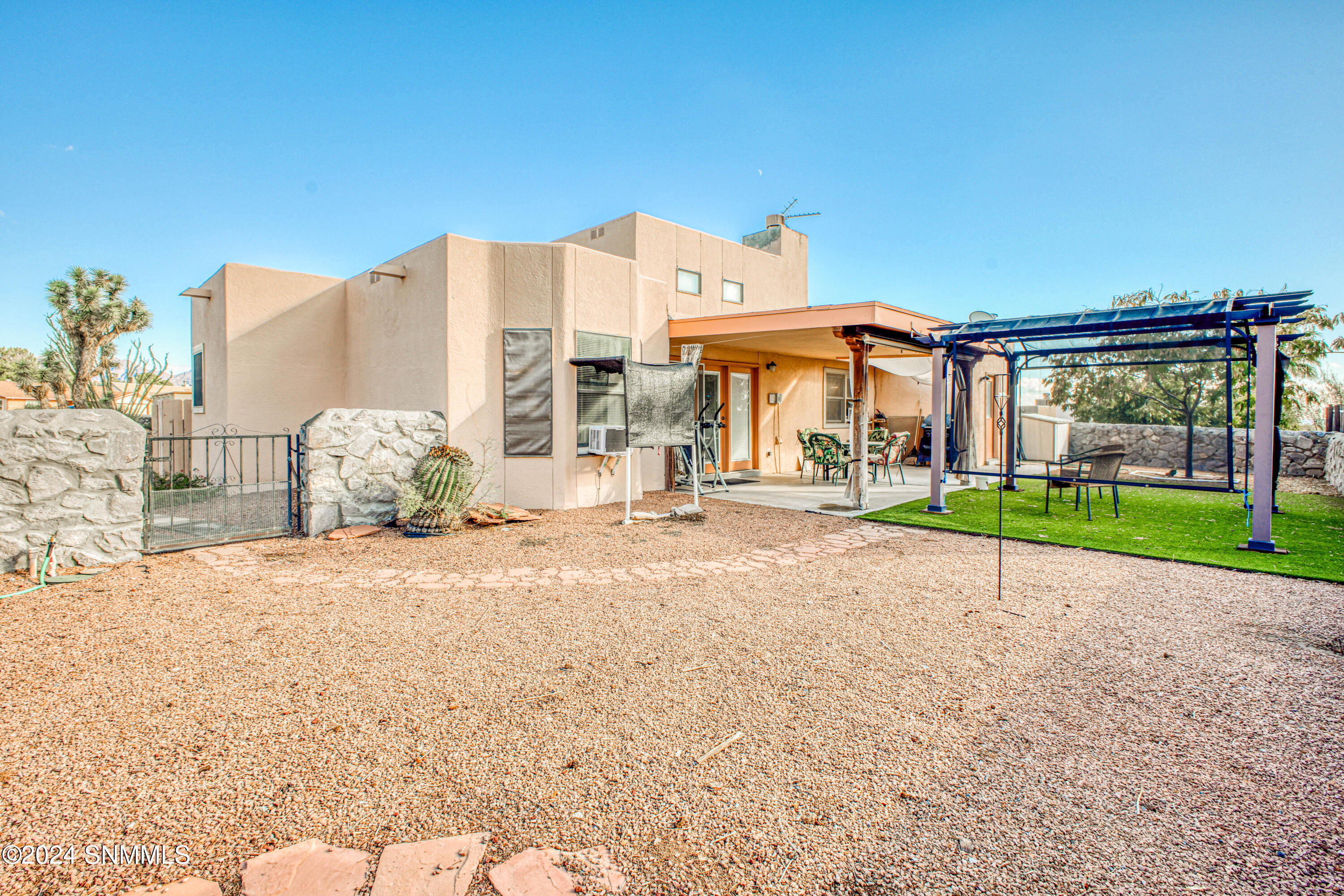 Las Cruces, New Mexico 88011, United States, 3 Bedrooms Bedrooms, ,2 BathroomsBathrooms,Residential,Pending,33872