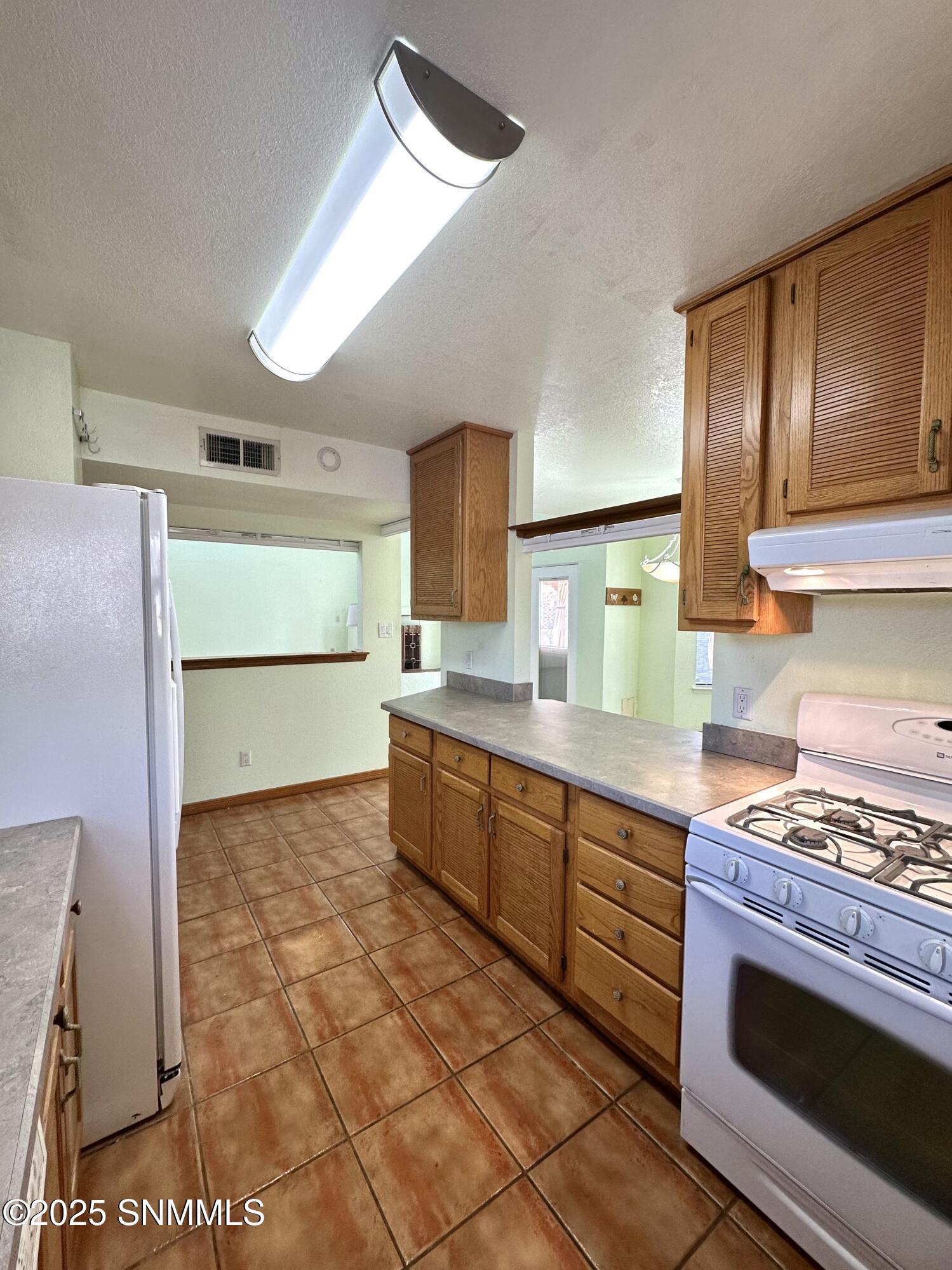 Las Cruces, New Mexico 88011, United States, 3 Bedrooms Bedrooms, ,2 BathroomsBathrooms,Residential,Pending,33872