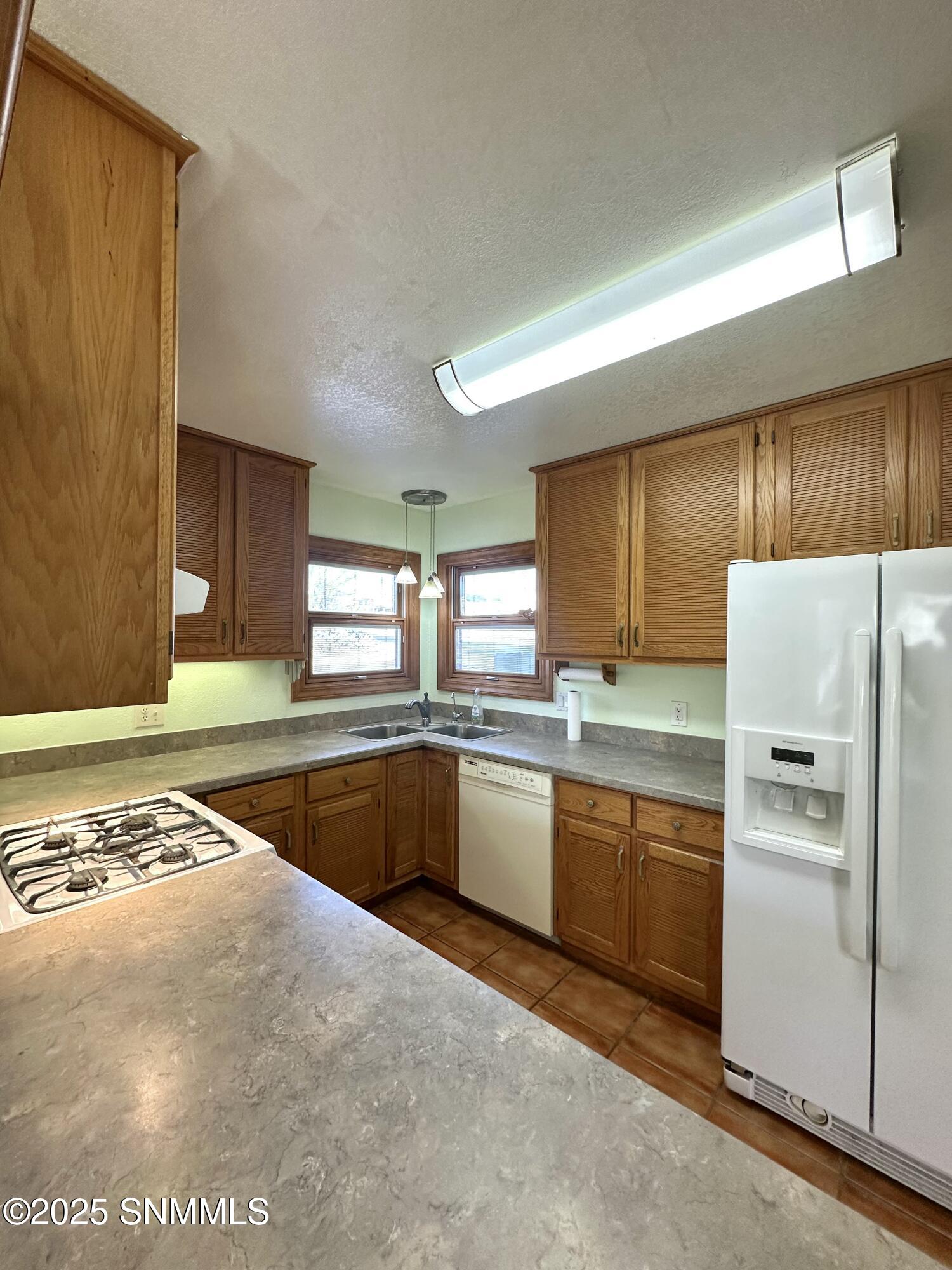 Las Cruces, New Mexico 88011, United States, 3 Bedrooms Bedrooms, ,2 BathroomsBathrooms,Residential,Pending,33872