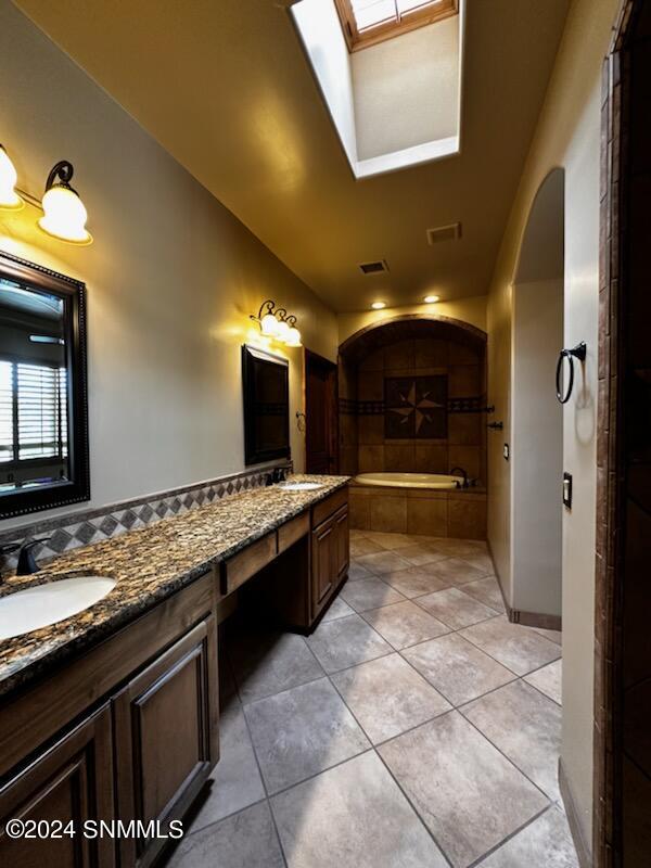 Las Cruces, New Mexico 88011, United States, 3 Bedrooms Bedrooms, ,3 BathroomsBathrooms,Residential,Pending,52555