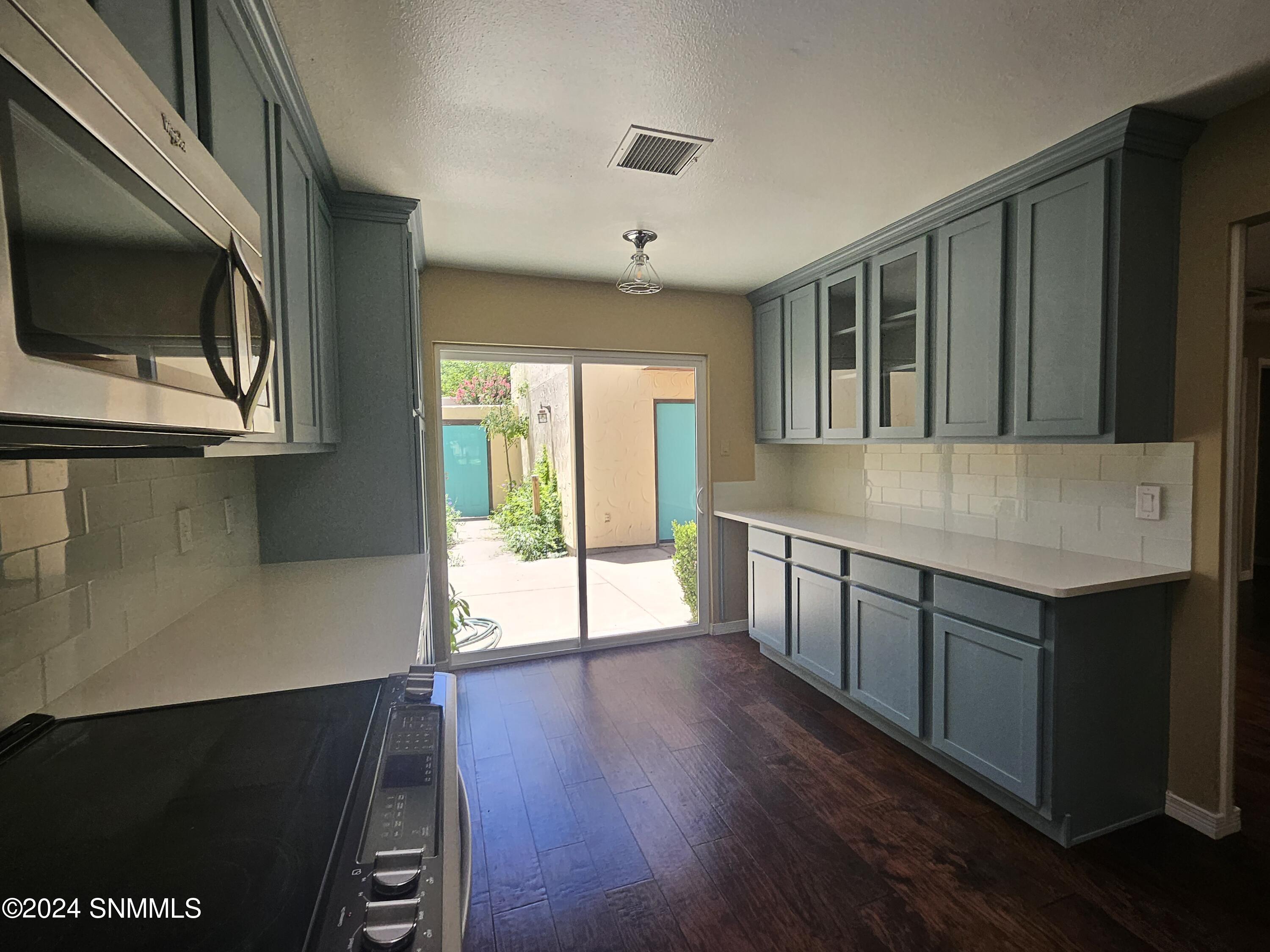 Las Cruces, New Mexico 88005, United States, 3 Bedrooms Bedrooms, ,2 BathroomsBathrooms,Residential,Pending,52852