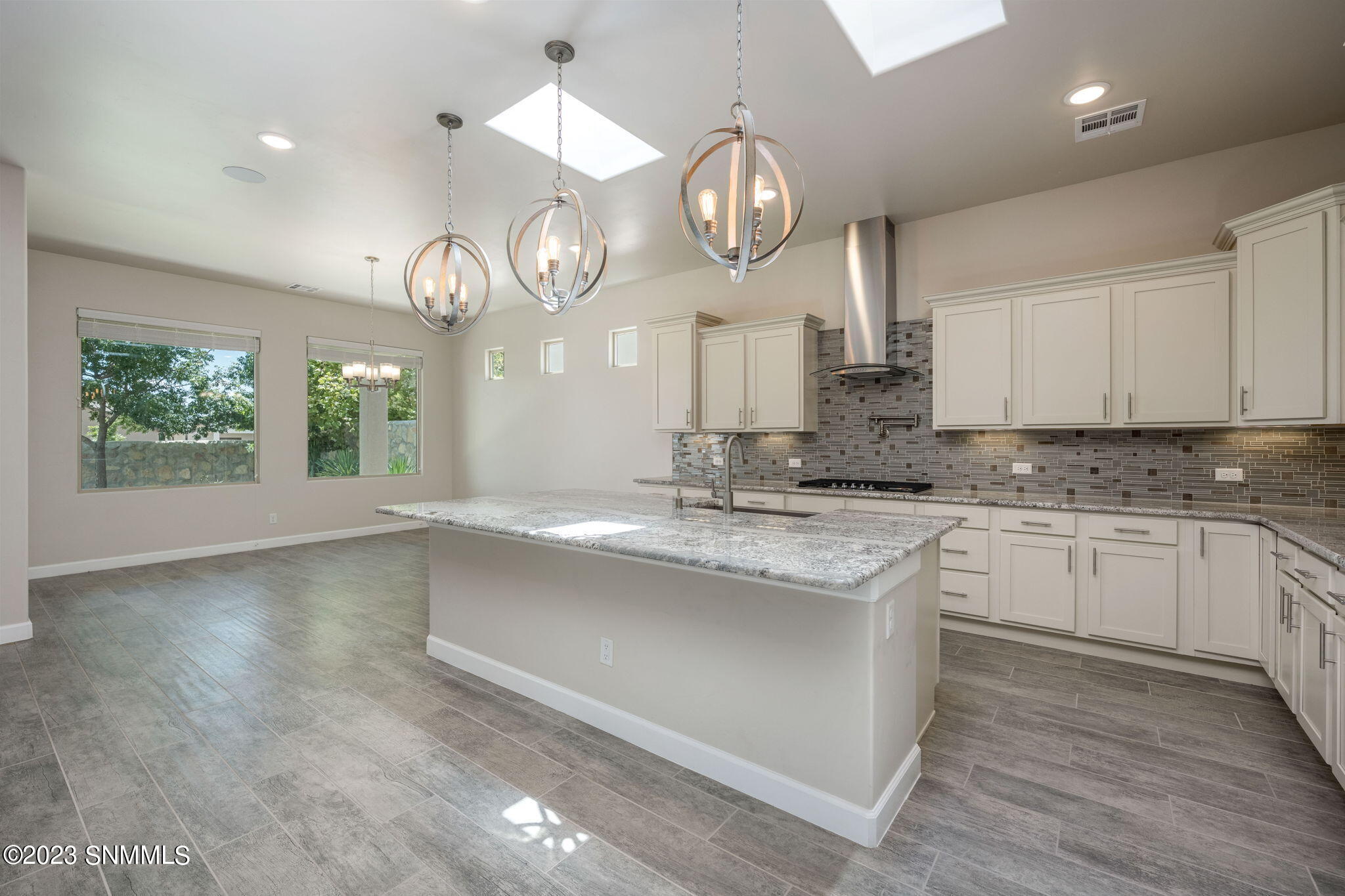 Las Cruces, New Mexico 88012, United States, 4 Bedrooms Bedrooms, ,3 BathroomsBathrooms,Residential,Pending,71258