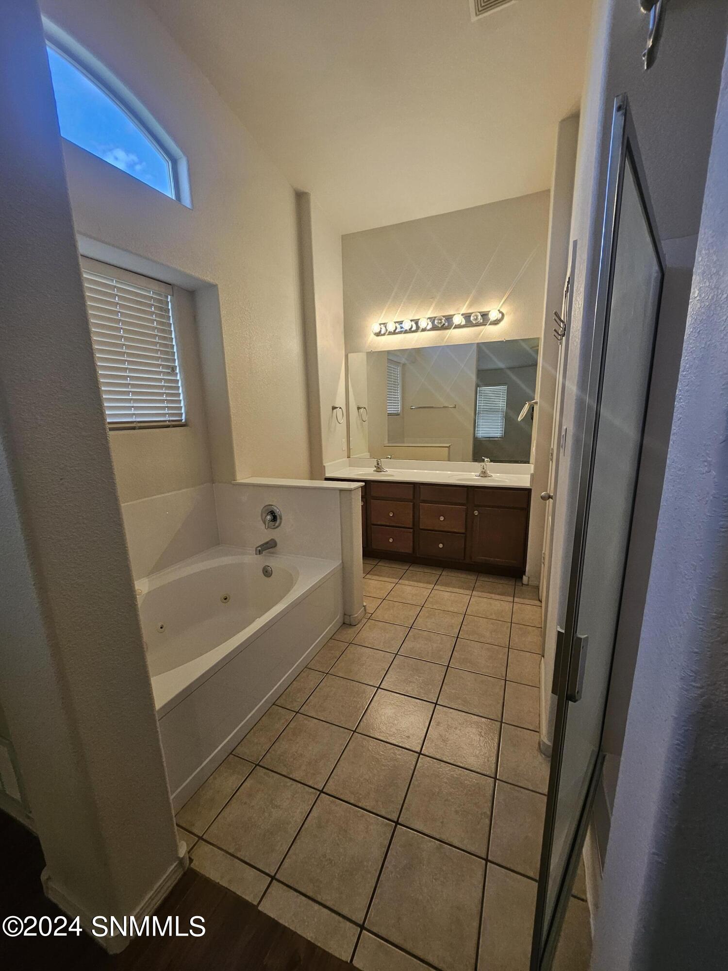 Las Cruces, New Mexico 88011, United States, 3 Bedrooms Bedrooms, ,2 BathroomsBathrooms,Residential,Active,44543