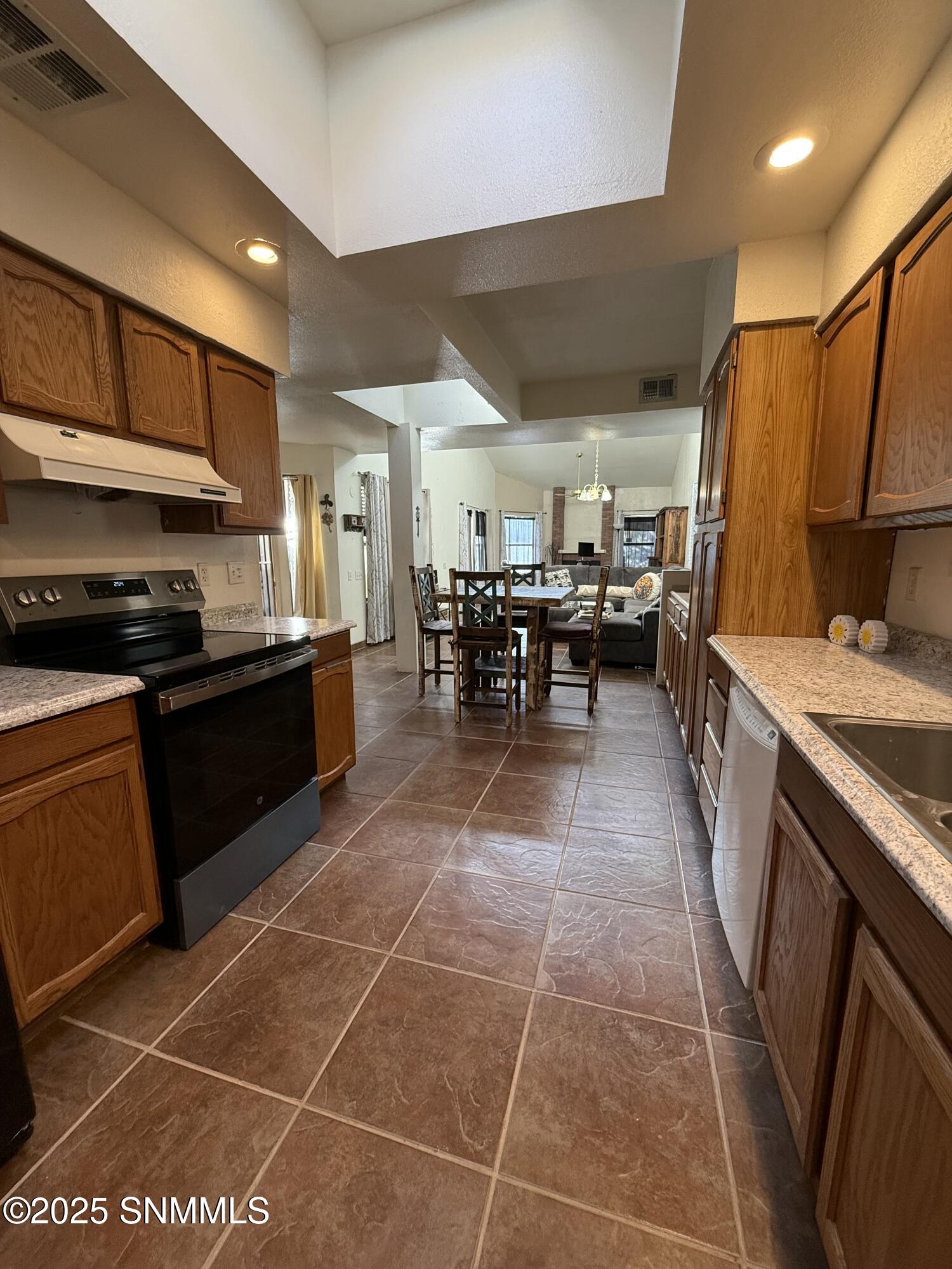 Las Cruces, New Mexico 88012, United States, 3 Bedrooms Bedrooms, ,2 BathroomsBathrooms,Residential,Active,243356