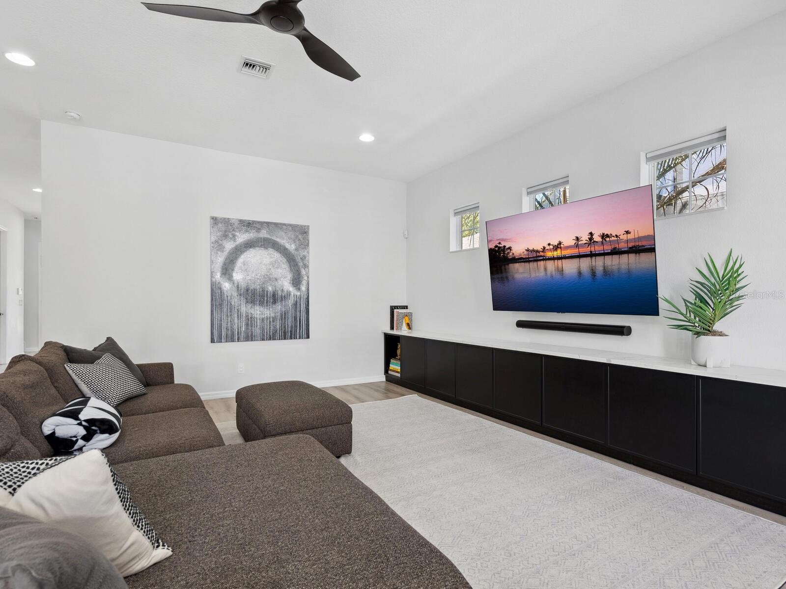 LA LINDA TERRACE - Residential