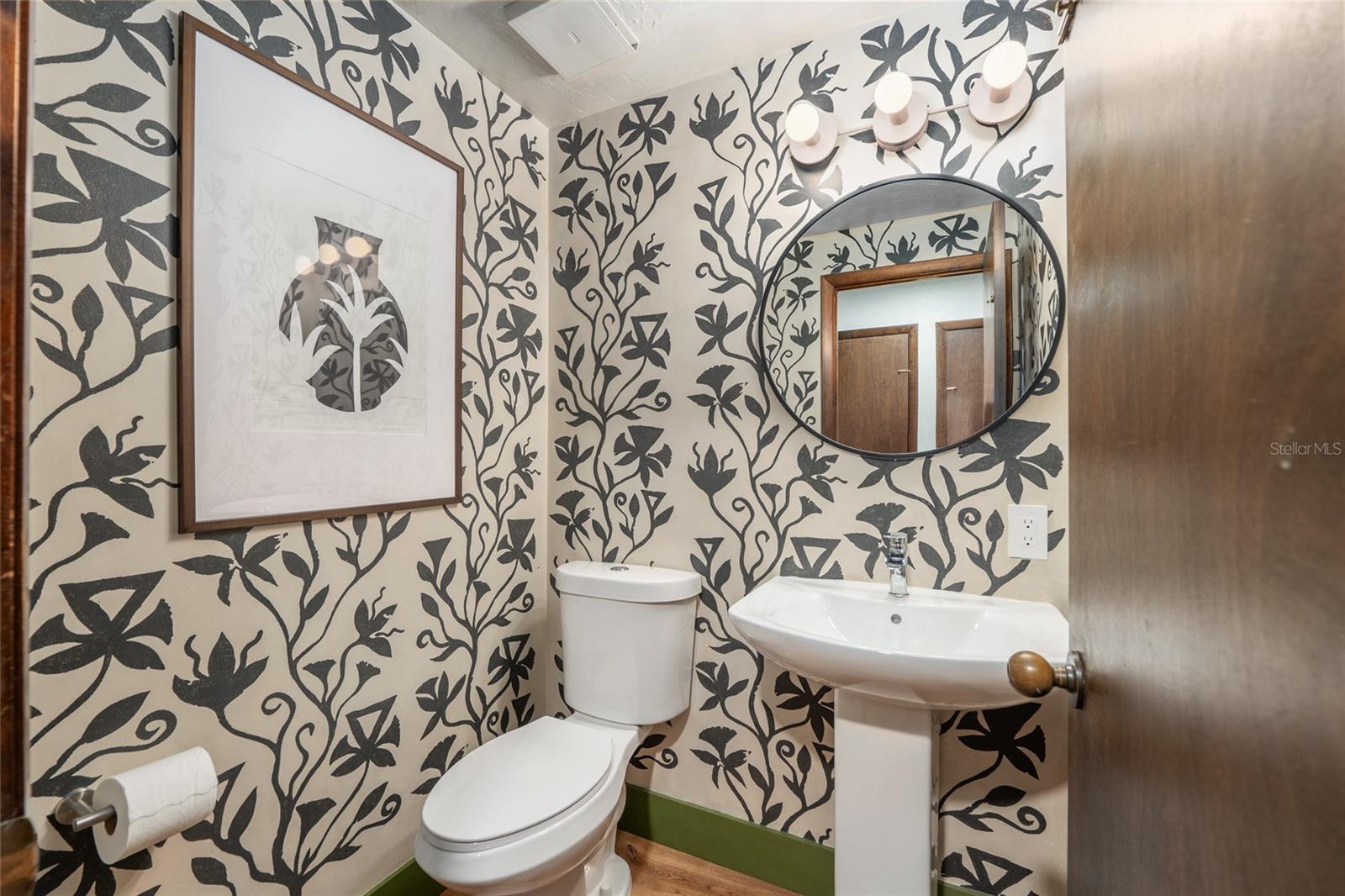 COUNTRY CLUB MANOR - Residential