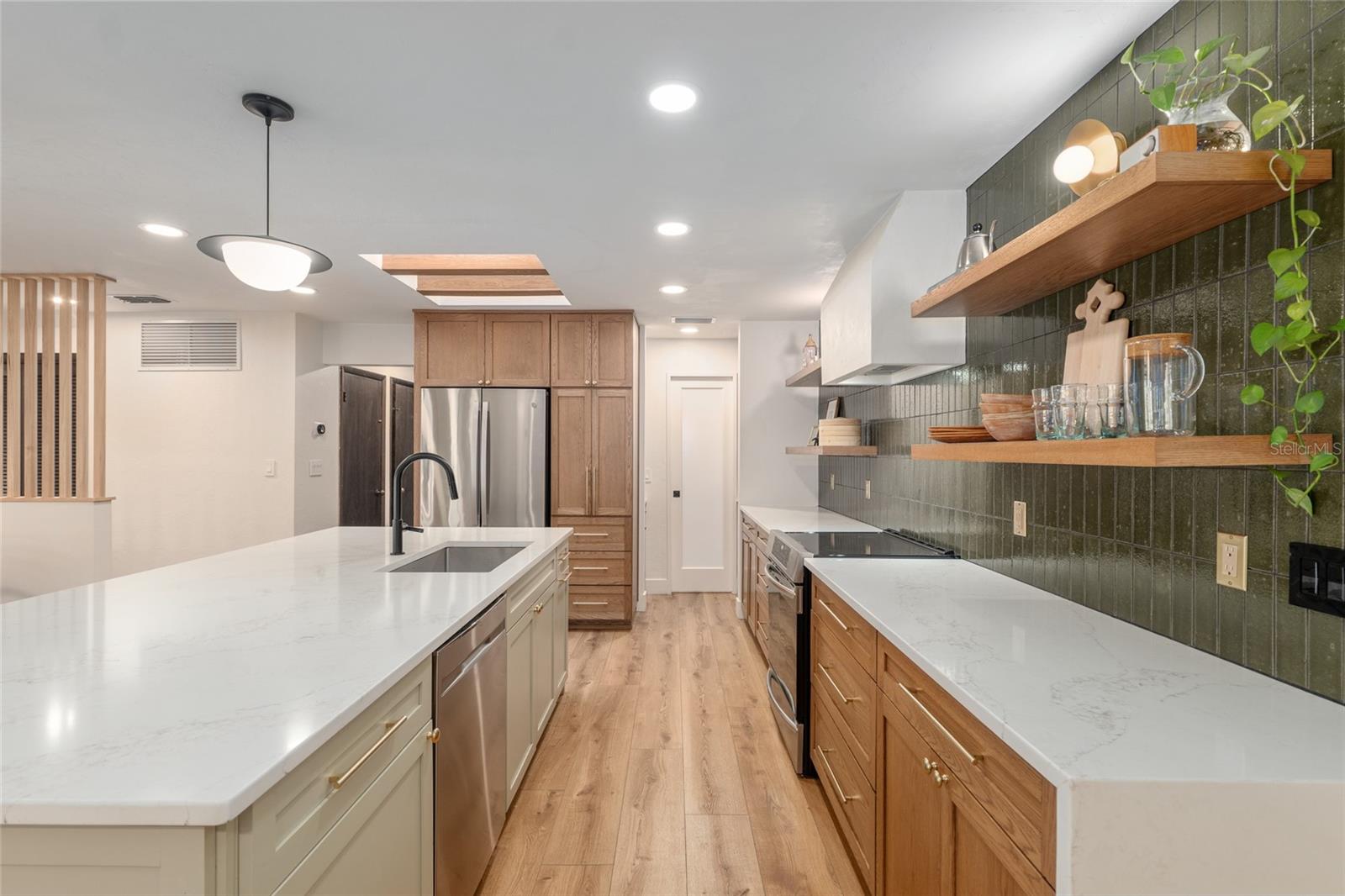 COUNTRY CLUB MANOR - Residential