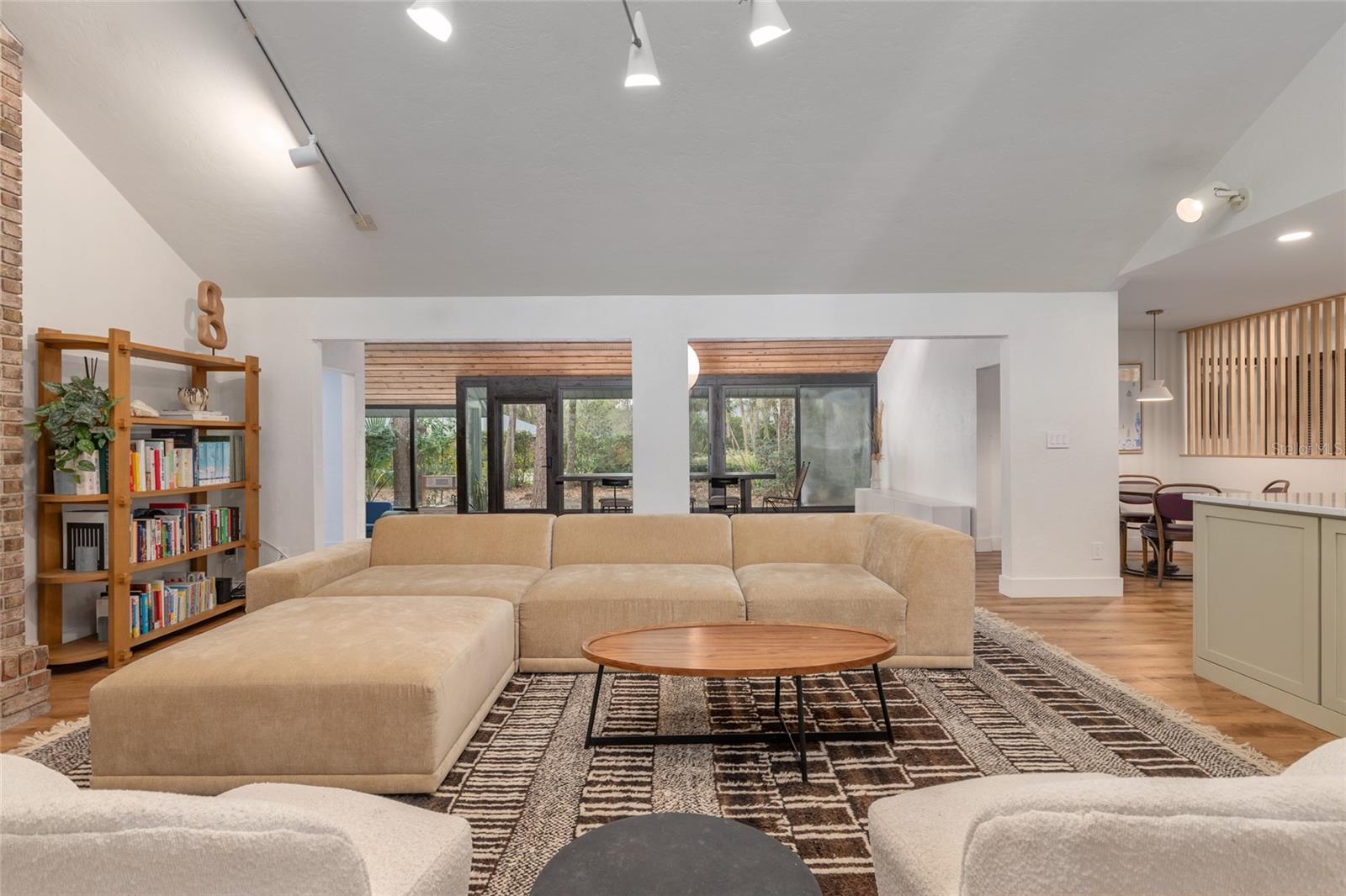 COUNTRY CLUB MANOR - Residential