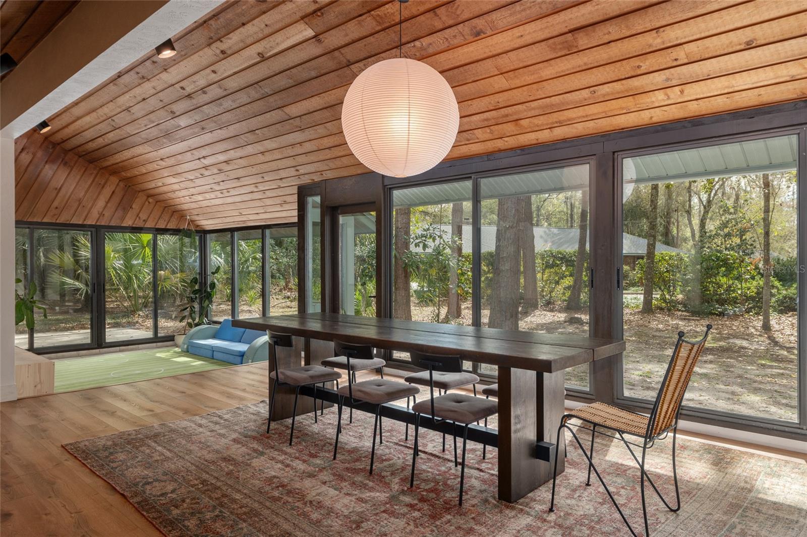 COUNTRY CLUB MANOR - Residential